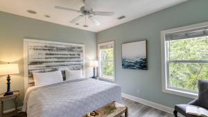une chambre avec un lit et deux fenêtres dans l'établissement Crabline Getaway by AvantStay Private Pool Hot Tub Easy Beach Access, à Île de Hilton-Head 39 autres photos
