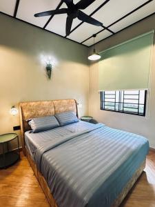 Voodi või voodid majutusasutuse Mint Cottage - 6 mins from Aeon Bukit Indah toas