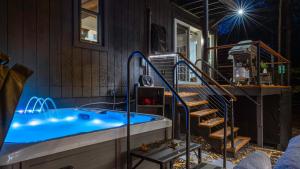 wanna z hydromasażem ze schodami obok domu w obiekcie Hot Tub Lake Access Community Amenities Somerset Lodge by AvantStay w mieście East Stroudsburg