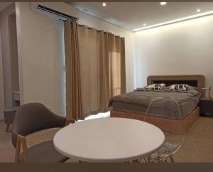 a bedroom with a bed and a white table at Nemo Villa Clark in Clark