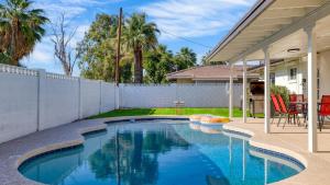 Πισίνα στο ή κοντά στο Shalimar of Tempe by AvantStay Central Location Private Pool