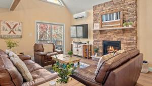 Posezení v ubytování Stephen Way by AvantStay Hot Tub Game Room Albrightsville