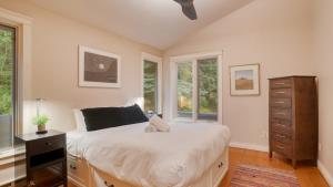 Un dormitorio con una cama, una cómoda y ventanas. en Manitou River House 113 by AvantStay A Location, en Telluride