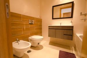 un bagno con un water, un lavandino e uno specchio di Modern 2 Bed Apartment 5km Carvoeiro a Lagoa Altre 16 foto