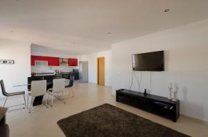  Il comprend un salon doté d'une télévision murale à écran plat. dans l'établissement Modern 2 Bed Apartment 5km Carvoeiro, à Lagoa