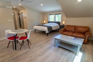 ロアノークにあるNear Downtown Hospitalsのベッドとソファとテーブルのある部屋
