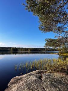 ラハティにあるVilla Aka - Spacious townhouse end by the lakeの大きな湖の前の大きな岩