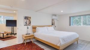 Ένα ή περισσότερα κρεβάτια σε δωμάτιο στο The Viewpoint by AvantStay Luxe Home SpaViews