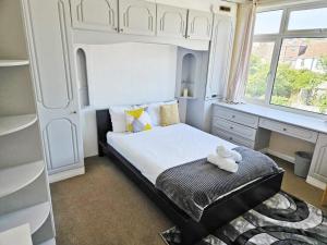 Ένα ή περισσότερα κρεβάτια σε δωμάτιο στο Spacious 5-Bed Home with Parking,WiFi & Self Check-In