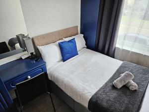 Ένα ή περισσότερα κρεβάτια σε δωμάτιο στο Spacious 5-Bed Home with Parking,WiFi & Self Check-In
