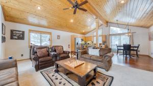 un soggiorno con mobili e soffitto in legno di Oslo Haus by AvantStay Cabin Retreat Near Northstar Downtown Truckee a Truckee
