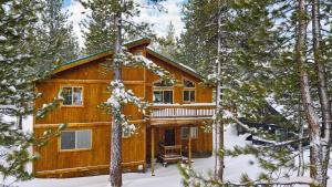 una baita di tronchi nel bosco nella neve di Oslo Haus by AvantStay Cabin Retreat Near Northstar Downtown Truckee a Truckee