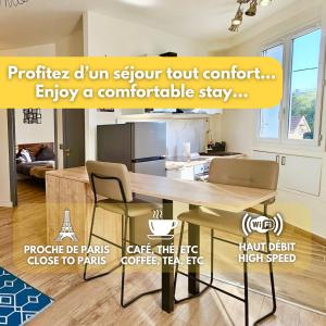 ein Bild von einer Küche mit einem Tisch und Stühlen in der Unterkunft L'Ecorce - petit cocon à quelques minutes de Paris in Aubervilliers