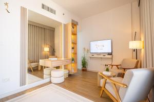Khu vực ghế ngồi tại Spacious 4BR Oasis - Luxurious & Cozy in Masdar City