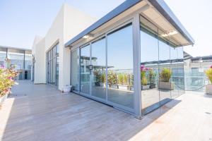 Ban công/sân hiên tại Spacious 4BR Oasis - Luxurious & Cozy in Masdar City