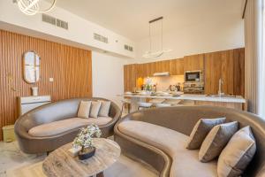 Khu vực ghế ngồi tại Spacious 4BR Oasis - Luxurious & Cozy in Masdar City +32 ảnh