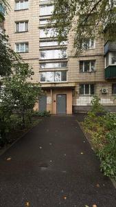 an empty parking lot in front of a building at Апартаменти MYFREEDOM поруч із метро Чернігівська in Kyiv