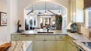 Η κουζίνα ή μικρή κουζίνα στο Seventh Shore Stylish Seal Beach Home w Elevator Fireplace Bold Design +89 φωτογραφίες