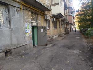 an empty alley way in an old building at Апартаменти MYFREEDOM поруч інститут Шалімова in Kyiv