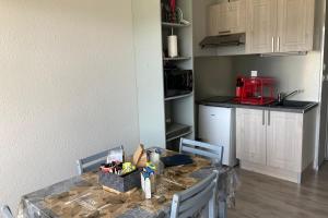 Una cocina con una mesa con encimera y una cocina. en Apartment With Balcony In Gérardmer, en Gérardmer