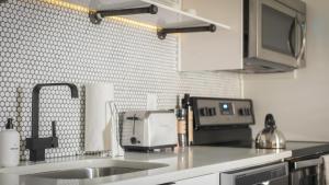 Η κουζίνα ή μικρή κουζίνα στο Sleeps 8 4 SoBro Suites w Kitchens Art Walk to Broadway – by AvantStay +2 φωτογραφίες