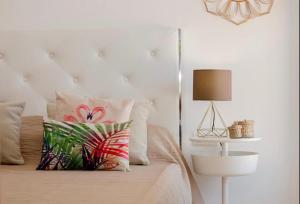 een slaapkamer met een bed met een kussen erop bij Sa Perdiu 30 Apartment in Son Carrio