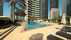 Πισίνα στο ή κοντά στο Luxe 2 Bed with Burj View, 5 Min Walk to Dubai Mall, PS5 by Vista Stays Dubai Downtown