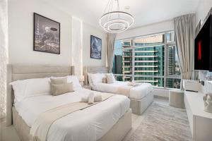 Ένα ή περισσότερα κρεβάτια σε δωμάτιο στο Luxe 2 Bed with Burj View, 5 Min Walk to Dubai Mall, PS5 by Vista Stays Dubai Downtown +53 φωτογραφίες