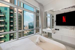 Μια τηλεόραση ή/και κέντρο ψυχαγωγίας στο Luxe 2 Bed with Burj View, 5 Min Walk to Dubai Mall, PS5 by Vista Stays Dubai Downtown