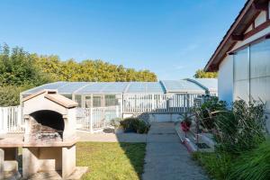 eine Terrasse mit einem Steinofen im Hof in der Unterkunft Chalet Ortalon - Hasparren in Hasparren