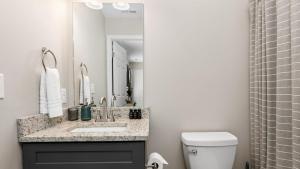 une salle de bain avec un lavabo, des toilettes et un miroir dans l'établissement Cypress Sycamore by AvantStay 6 Mins to Downtown, à Asheville 17 autres photos