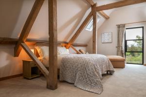 1 dormitorio con cama con dosel en el ático en The Long Barn, en Oxford