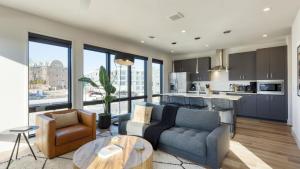 Η κουζίνα ή μικρή κουζίνα στο New Modern 2BDR in Walkable Midtown w Gym Pool Honkey-Tonk by AvantStay