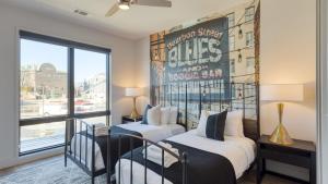 Ένα ή περισσότερα κρεβάτια σε δωμάτιο στο New Modern 2BDR in Walkable Midtown w Gym Pool Honkey-Tonk by AvantStay +40 φωτογραφίες