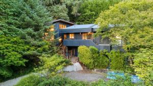 Κήπος έξω από το Coastal escape w balcony firebowl ocean views near Manzanita Sunset House by AvantStay