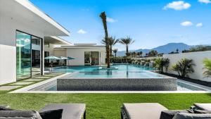 Bazén v ubytování Sleeps 28 2 Luxe Villas w Pickleball Court Bravo Villas Dorado by AvantStay nebo v jeho okolí