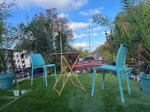 a group of chairs and a table in a yard at Péniche Helios - logement insolite indépendant in Metz