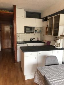 Kuchyň nebo kuchyňský kout v ubytování Apartment With Balcony Near The Slopes