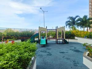 un parque infantil con columpio en la azotea en Studiotel CDO City Netflix WiFi Pool Access, en Cagayan de Oro