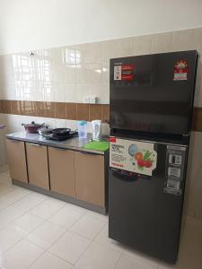 Kuchyň nebo kuchyňský kout v ubytování Harmoni Homestay R1 Wakaf Tapai ECRL KT Station