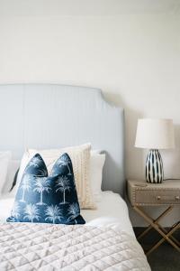 Un dormitorio con una cama con almohadas azules y blancas. en 35 Kirkgate, en Thirsk