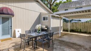 eine Terrasse mit Tisch und Stühlen und ein Gebäude in der Unterkunft Near Sullivan’s Island Downtown w Outdoor Dining The Arsenal by AvantStay in Charleston