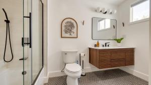 ein Badezimmer mit Toilette, Waschbecken und Dusche in der Unterkunft Near Sullivan’s Island Downtown w Outdoor Dining The Arsenal by AvantStay in Charleston + 46 Fotos