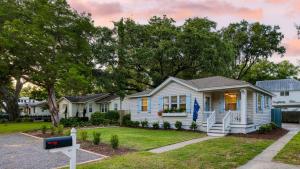 ein Haus mit einem Briefkasten davor in der Unterkunft Near Sullivan’s Island Downtown w Outdoor Dining The Arsenal by AvantStay in Charleston