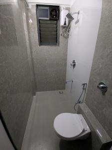 Ένα μπάνιο στο Harrys 4BHK Villa by Aawara Stays