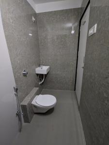 Ένα μπάνιο στο Harrys 4BHK Villa by Aawara Stays