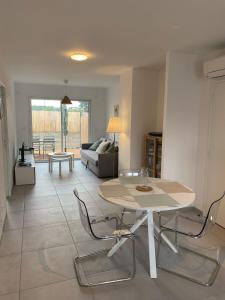 een woonkamer met een tafel en stoelen bij Échappée Loire in Saint-Nizier-sous-Charlieu