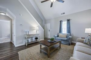 una sala de estar con un sofá y una mesa en 31 Middleton Court Cartersville, en Cartersville 23 fotos más