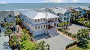 アイル・オブ・パームズにある712 Ocean Blvd by AvantStay Luxe Beach House w Pool Game Zone Beach Access and Viewsのビーチにある家の航空写真