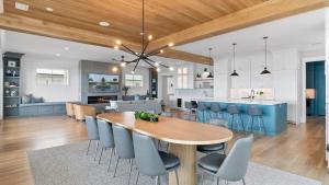 Кухня или мини-кухня в 712 Ocean Blvd by AvantStay New Construction w Pool Game Zone Private Beach Access and Oceanfront Views
